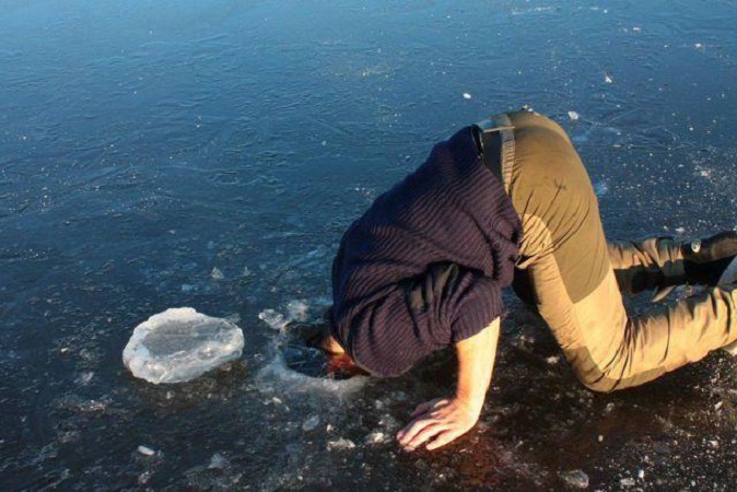 head under ice