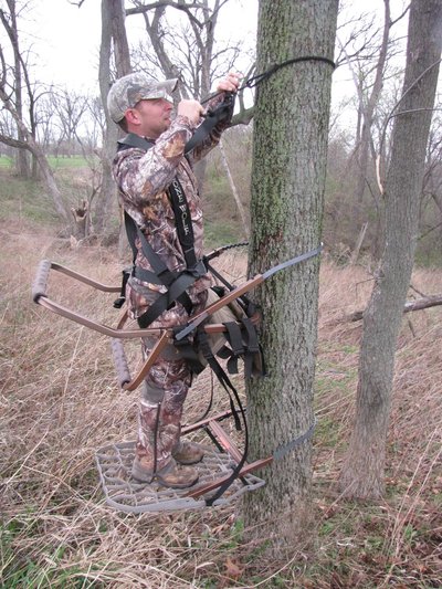 hunter setting up climbing treestand