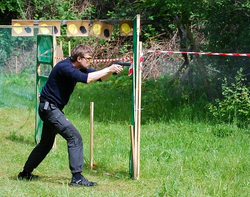 Weaver shooting stance