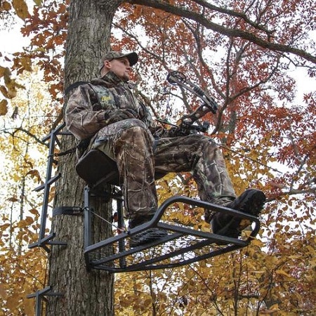 bow hunter on a hang-on treestand