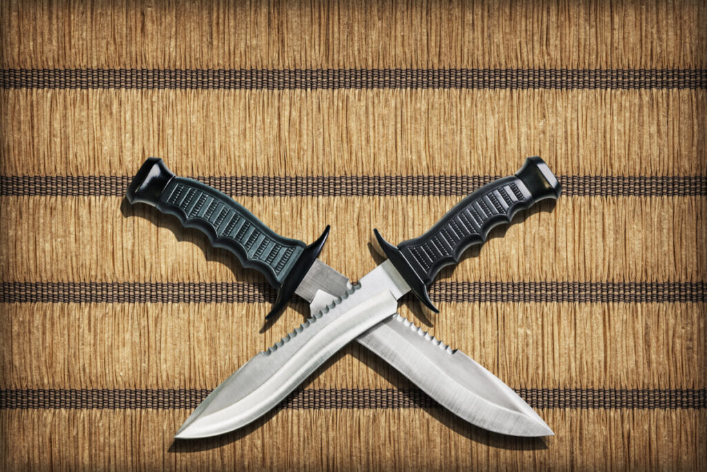 2 hunting knives crossed